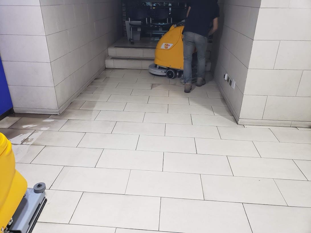 Decapado y lavado de pisos en Centro Médico UC Marcoleta